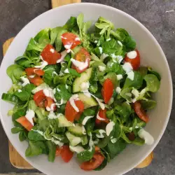 Baby Spinach Salad with Light Garlic Dressing