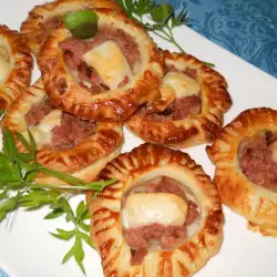 Appetizing Puff Pastries with Mince and Cheese