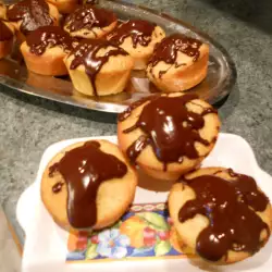 Cupcakes with Boston Cream Filling and Chocolate Glaze