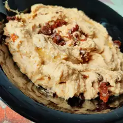 Homemade Hummus with Chickpeas and Dried Tomatoes