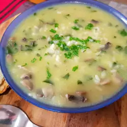 Mushroom Soup with Spinach and White Wine