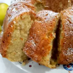 Butter Sponge Cake with Grated Apples