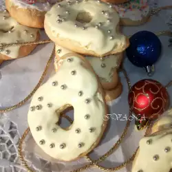 Long-Lasting Christmas Cookies with White Glaze