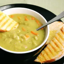 Cream Pea Soup with Noodles