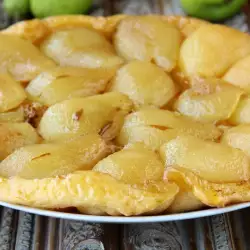 Pie with Pears and Nuts