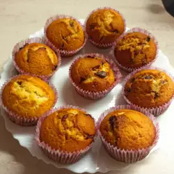Muffins with Dark Chocolate and Raisins
