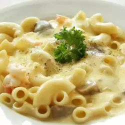 Macaroni with Processed Cheese and Mushrooms