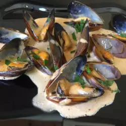 Mussels with Processed Cheese and Cream