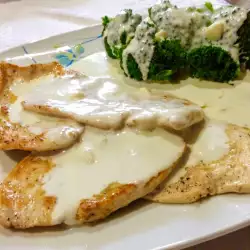 Chicken with Broccoli and Cheese Sauce