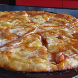 Easy Pizza with Ham, Mozzarella and Processed Cheese