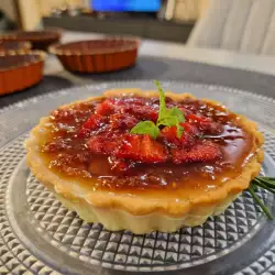 Strawberry Tartalettes with Crème Pâtissière and Topping
