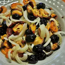 Salad with Mussels, Onions and Olives