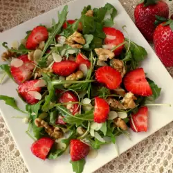 Fresh Salad with Strawberries, Arugula and Nuts