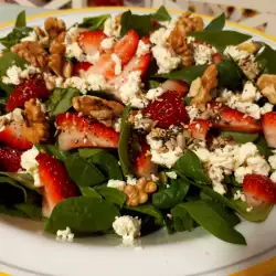 Salad with Spinach, Strawberries and Goat Cheese