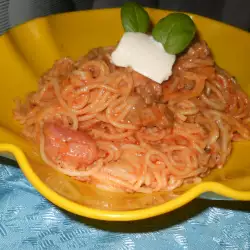 Spaghetti with Minced Meat and Sour Cream