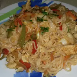 Fried Spaghetti with Chicken and Vegetables