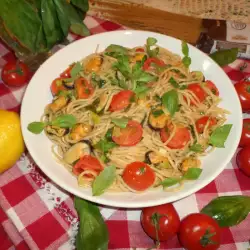 Whole Grain Pasta with Mussels and Cherry Tomatoes