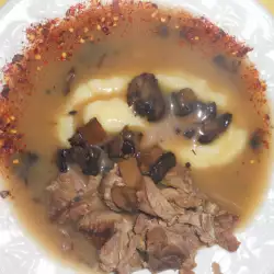 Stewed Beef with Mushrooms and Mashed Potatoes