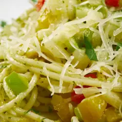 Fast Salad with Pasta and Zucchini