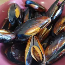 Stewed Mussels with Shells in White Wine
