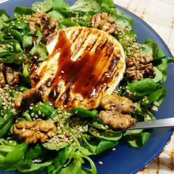 Green Salad with Valeriana and Baked Camembert