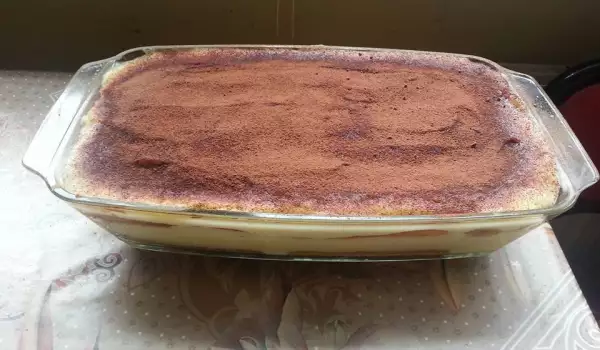 Tasty Biscuit Cake with Homemade Cream