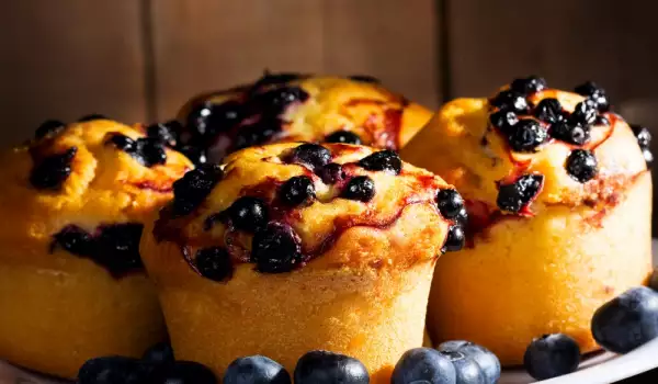 Muffins with Cream Cheese and Blueberries