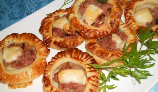 Appetizing Puff Pastries with Mince and Cheese