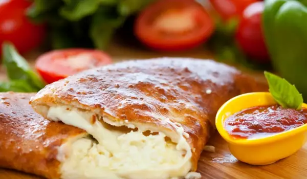 Calzone Pizza with Cheese