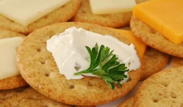 Crackers with Cheese and Ginger