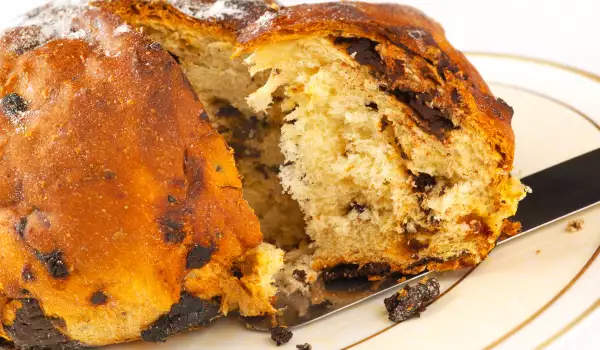 Cake with Raisins and Almonds