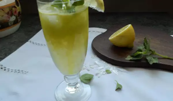 Homemade Lemonade with Fresh Mint