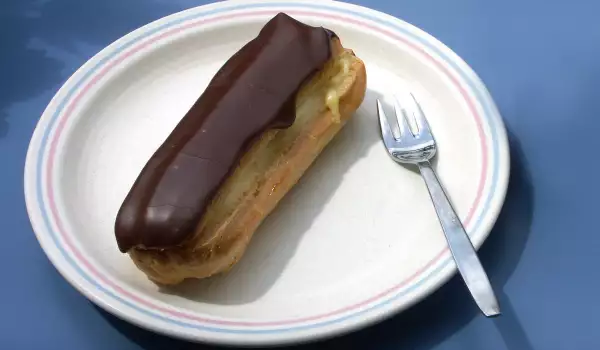 Éclairs with Crème Brulee
