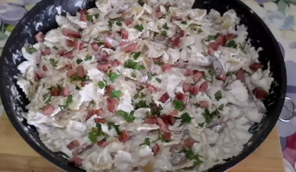 Farfalle with Cream Sauce and Smoked Bacon