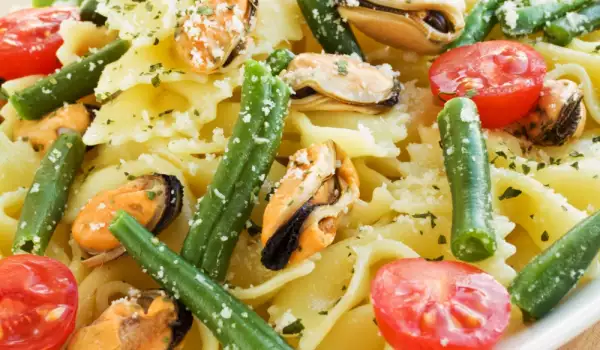 Farfalle with Mussels and Green Beans