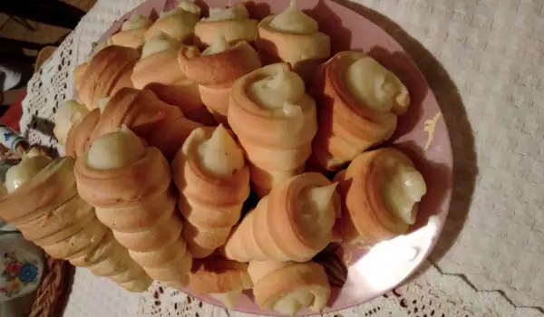 Delicious and Easy Cone Sweets