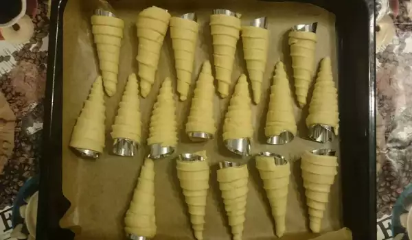 Cones with Homemade Cream