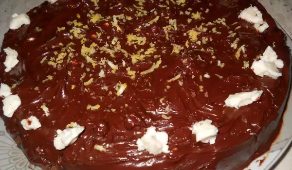 Glazed Cake with Dark Chocolate with Hazelnuts