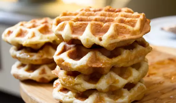 Crispy Waffles with Oats and Nuts