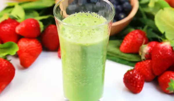 Spinach Smoothie with Strawberries