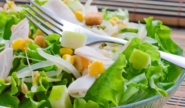Light Summer Lettuce Salad