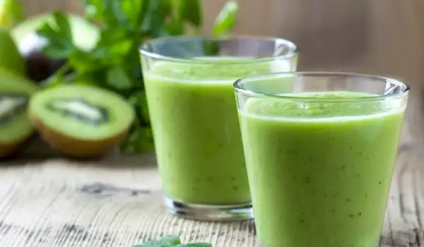 Smoothie with Kiwi, Parsley and Mint