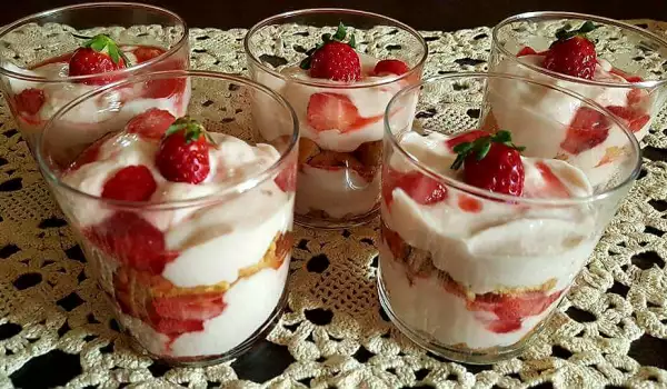 Cream with Philadelphia and Strawberries