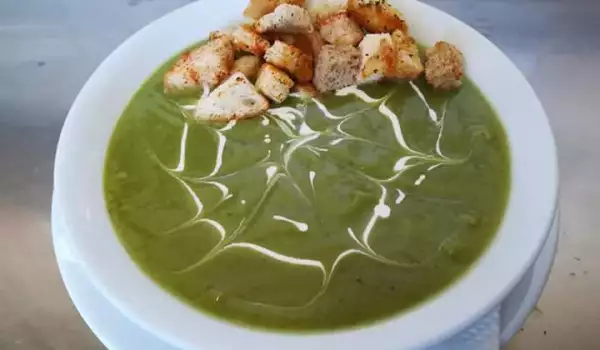 Cream of Spinach Soup with Croutons and Cream
