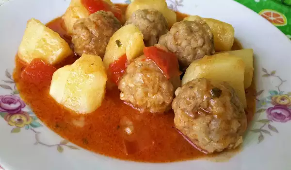 Meatballs with Potatoes and Sauce