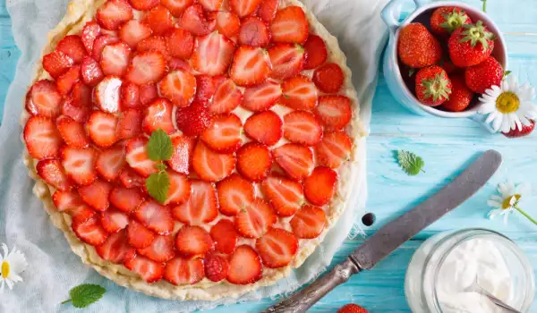 Hazelnut and Strawberry Cake