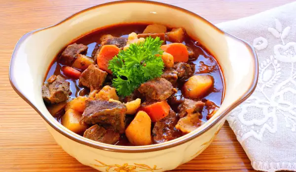 Beef with Potatoes and Mushrooms