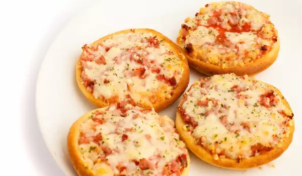 Small Pizzas with Feta Cheese and Bacon