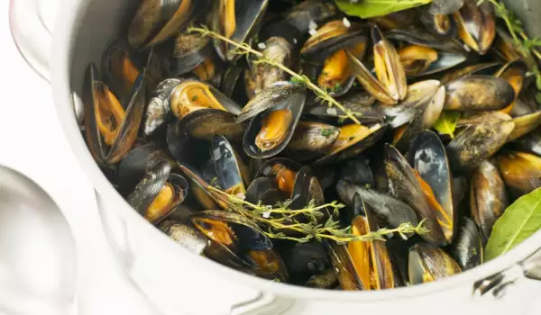 Mussels with Thyme and White Wine