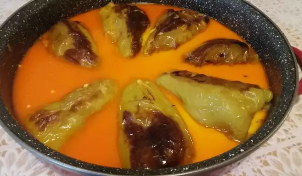 Oven-Baked Peppers Stuffed with Mince and Rice with Fantastic Sauce